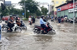 Triều cường vượt đỉnh lịch sử, TP Hồ Chí Minh chìm trong biển nước