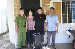 Trao trả nạn nhân bị lừa sang Campuchia về với gia đình