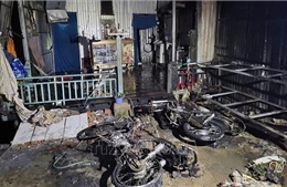 Đường dây điện trung thế cháy lan làm hư hỏng 4 căn nhà