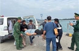 Bộ đội Biên phòng hỗ trợ đưa ngư dân bị đột quỵ vào đất liền cấp cứu