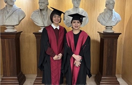 Hai bác sĩ Việt Nam nhận chứng chỉ thành viên của tổ chức ngoại khoa hàng đầu thế giới