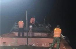 Kịp thời cứu nạn 13 ngư dân bị chìm tàu cá trên biển