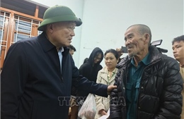 Phó Thủ tướng Thường trực Nguyễn Hòa Bình thăm, tặng quà nhân dân vùng lũ Đắk Lắk