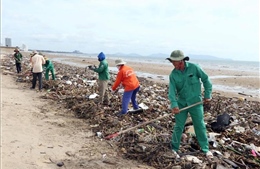 Rác thải đại dương tràn vào bãi biển bãi Sau