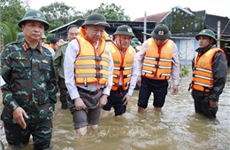  Tổng Bí thư Tô Lâm thăm, tặng quà người dân bị ảnh hưởng do mưa lũ tại Huế