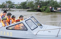 Tổng Bí thư Tô Lâm thăm, tặng quà người dân bị ảnh hưởng do mưa lũ tại Huế