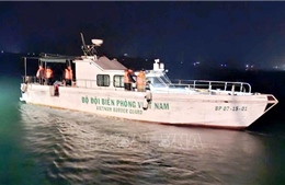 Kịp thời cứu sống 2 ngư dân bị chìm thuyền ở cửa Gianh