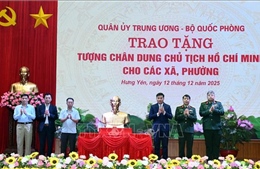 Trao tặng tượng chân dung Bác Hồ cho các xã, phường