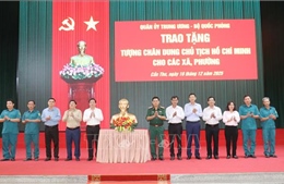 Trao tặng tượng chân dung Chủ tịch Hồ Chí Minh cho UBND các xã, phường ở Cần Thơ
