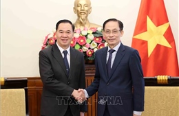 Bộ trưởng Ngoại giao tiếp Bộ trưởng Bộ Giáo dục và Thể thao Lào