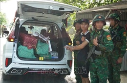 Bắt quả tang các đối tượng buôn bán pháo, thuốc lá nhập lậu