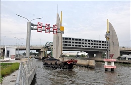 Vận hành Cống âu thuyền Vàm Bà Lịch ngăn xâm nhập mặn