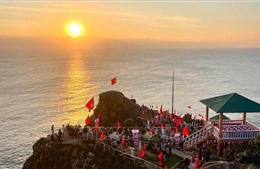 Đón những vị khách đầu tiên đến với vùng đất 'biển xanh - đại ngàn'
