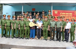 Bàn giao những căn nhà Quang Trung đầu tiên cho người dân vùng rốn lũ
