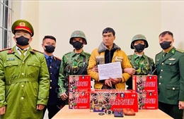 Bắt giữ đối tượng vận chuyển trái phép pháo hoa qua biên giới