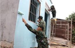 Quyết tâm 'băng đồi, vượt suối' dựng xây mái ấm cho người dân vùng lũ