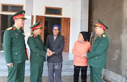 Dưới những ngôi nhà thắm đậm nghĩa tình