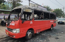 Xe đưa đón công nhân cháy rụi khi dừng đỗ trên Quốc lộ 14