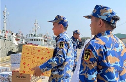 Mang quà Tết đến Nhà giàn DK1 và các tàu trực trên biển