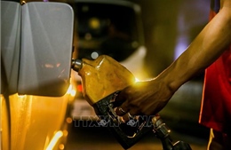 Giá dầu nhích nhẹ trước rủi ro về nguồn cung