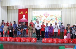 Trao 400 suất quà Tết tặng gia đình khó khăn tại Cần Thơ