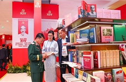 Đại biểu tham quan Trưng bày sách, báo chào mừng Đại hội XIV của Đảng