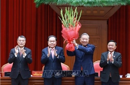 Ban Chấp hành Trung ương Đảng khóa XIV tặng hoa chúc mừng Tổng Bí thư Tô Lâm