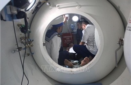 Cứu kịp thời ngư dân bị giảm áp do lặn sâu ở ngư trường Trường Sa