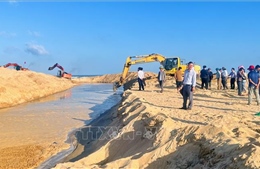 Ngư dân gặp khó khi cửa biển Lý Hòa bị bồi lấp