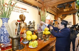 Chủ tịch Quốc hội dâng hương tưởng nhớ Trưởng Ban Thường trực Quốc hội Bùi Bằng Đoàn