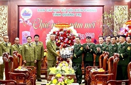 Đoàn công tác Lào thăm, chúc Tết Bộ đội Biên phòng tỉnh Quảng Trị