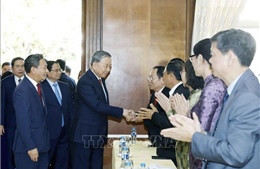 Tổng Bí thư Tô Lâm gặp gỡ cán bộ Đại sứ quán và cộng đồng người Việt Nam tại Lào