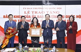 Chủ tịch Quốc hội trao tặng Bằng khen cho tập thể Báo Đại biểu Nhân dân