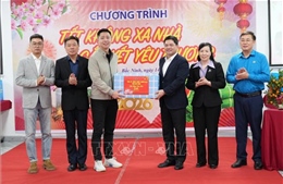 Lãnh đạo tỉnh Bắc Ninh thăm, tặng quà đoàn viên, công nhân không về quê ăn Tết