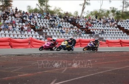 Các vận động viên tranh tài ở Giải đua xe mô tô sân tròn cúp vô địch quốc gia