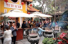 Hà Nội: Người dân đi lễ Rằm tháng Giêng cầu an đầu năm