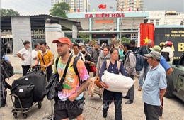 Vụ cầu Ghềnh bị sà lan đâm trúng: Bắt đầu trung chuyển khách bằng đường bộ