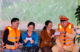 Đưa bầu cử đến với người dân xóm chài trên sông và làng biệt lập