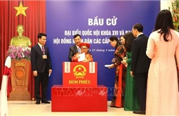 Nhiều cử tri cao tuổi gương mẫu, tự tay trân trọng bỏ lá phiếu bầu cử