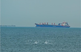 Tàu chở hàng phát nổ do vật thể lạ tại UAE