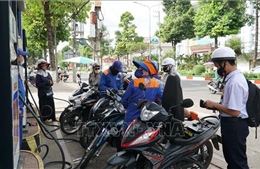 Giá dầu thế giới tăng mạnh, trong nước giảm sâu nhờ chính sách điều hành