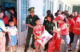 Ấm áp nghĩa tình quân dân trong những ngày Tháng Ba biên giới