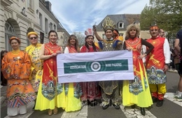 Hình ảnh Việt Nam nổi bật tại lễ diễu hành Châteaudun của Pháp