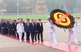 Đại biểu Quốc hội khóa XVI vào Lăng viếng Chủ tịch Hồ Chí Minh và đặt vòng hoa tại Đài tưởng niệm các Anh hùng, liệt sĩ