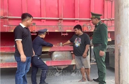 Phát hiện vụ vận chuyển trái phép 400 lít dầu diesel từ Việt Nam sang Lào