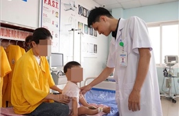 Xử trí thành công bệnh nhi nuốt đinh vít dài 2,5 cm