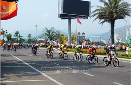 Chặng 13 giải đua xe đạp tranh cúp HTV: Vinh danh vận động viên Trần Lê Minh Em