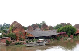 Phát huy giá trị làng nghề Mang Thít gắn với phát triển du lịch