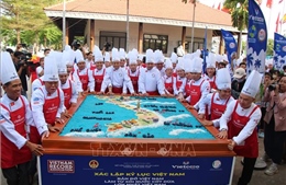 Xác lập kỷ lục 'Bản đồ Việt Nam làm từ xôi nước cốt dừa lớn nhất Việt Nam'