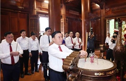 Thường trực Ban Bí thư dâng hương tưởng niệm Chủ tịch Hồ Chí Minh tại Nghệ An